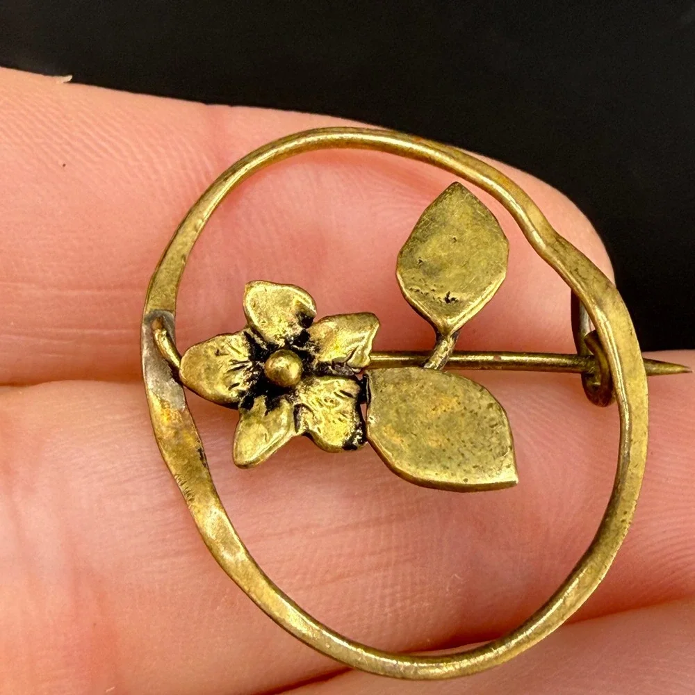 Vintage Victorian Flower Leaf Oval Brooch Gold Tone Pin